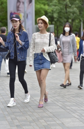 大沿帽美足牛仔裙美女