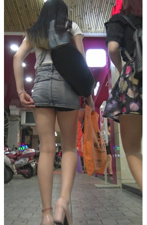 街拍长腿牛仔裙美女