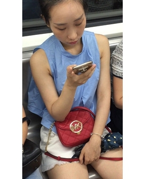 地铁车厢偶遇白皙大腿妹子，好性感迷人。