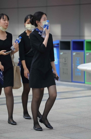 【街拍心灵】路虎销 售顾问黑丝制服街拍美腿