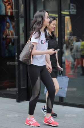 休闲运动裤小妹