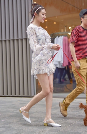 包臀碎花裙美女