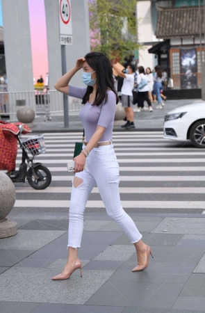 街拍白裤，高跟鞋，成熟韵味美妇