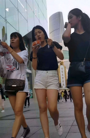 白色高腰热裤丰臀小美女