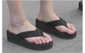 4k-公交站拍摄等车的干净素脚丫人字拖美女