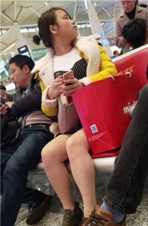 4k超清，高铁站候车室拍摄美腿气质美眉