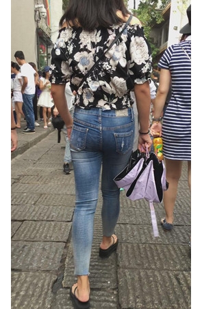 牛仔紧身裤妹子