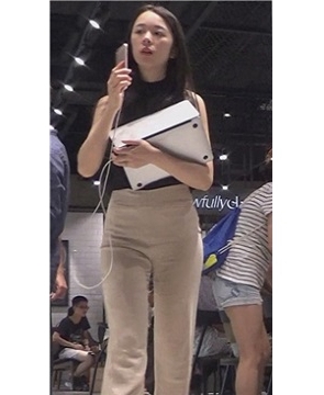 超级美腿翘臀美女姐姐 [0.99 GB]