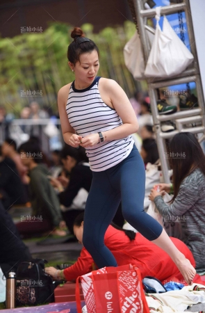 无袖条纹衣少妇