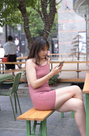 一只麋鹿摄影作品 褐色包臀裙美女