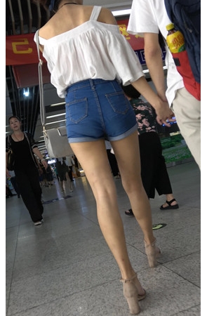 牛仔热裤长腿妹子