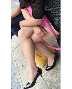 公交站遇见极品美腿高跟鞋少妇，有韵味加性感。