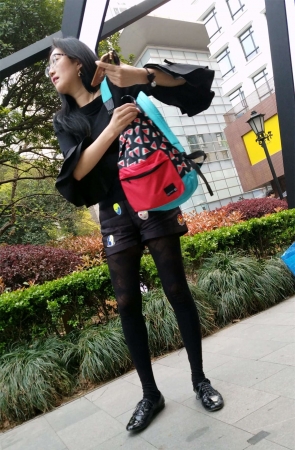 好看的黑色袜裤靓女