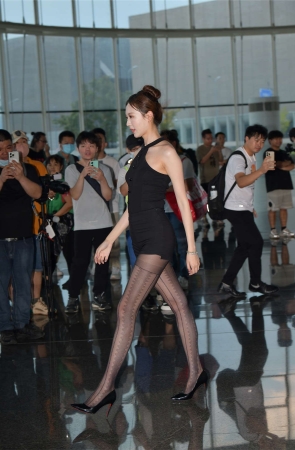 短裤黑高跟女神气