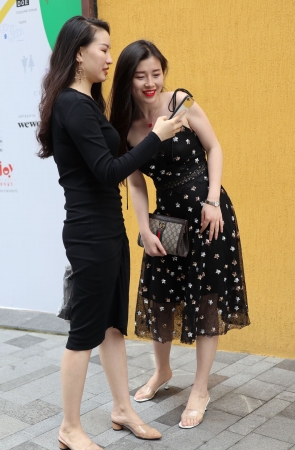 高跟美女一箭双雕