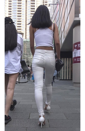 街拍极品紧身白裤小姐姐