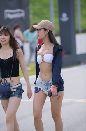 超短热裤鸭舌帽美女