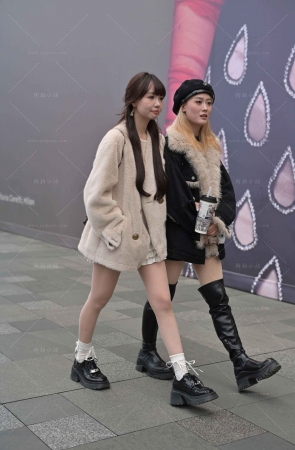 街拍肉丝腿小妹跟闺蜜