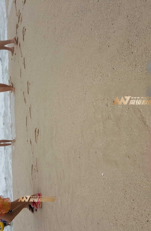 感觉像露出半边臀的MM