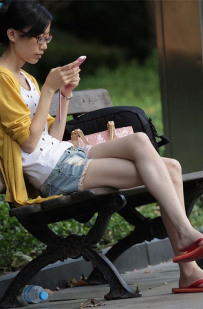 No268 清瘦眼镜MM的白晰素足