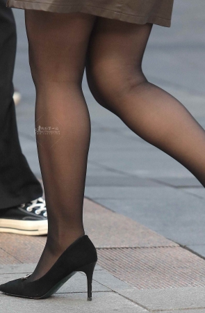 街拍黑丝高跟