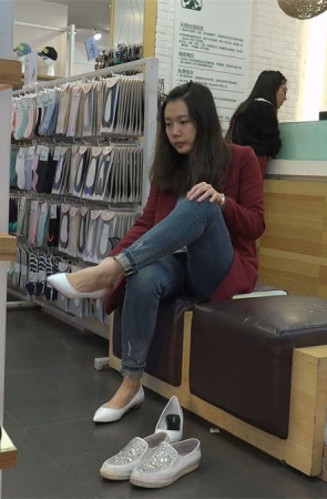 清秀女孩行云流水般地双脚试鞋