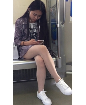一直低头玩手机的美眉，板鞋热裤丝袜美腿。