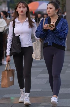 逛街的黑紧裤美女(80P)