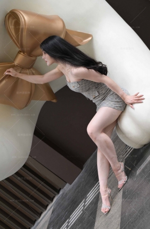 241021-23=116√裹胸翘臀小姐姐 12P