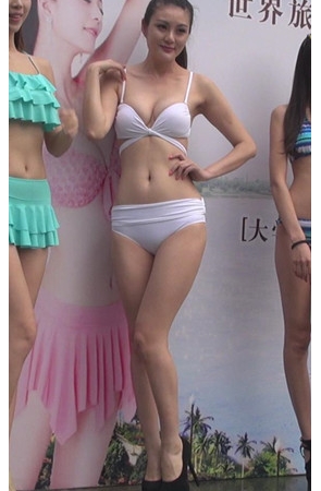 漂亮的比基尼模特