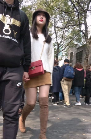 丝袜美腿长靴短裙甜美妹子