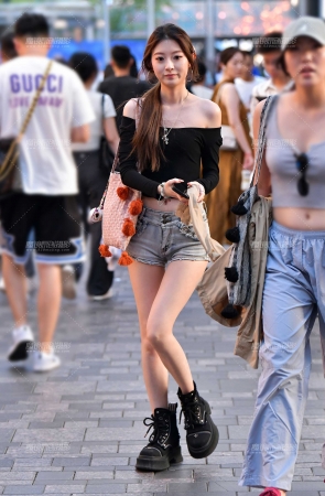 牛仔热裤小美女