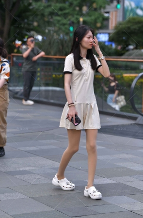 街拍白裙小姐姐