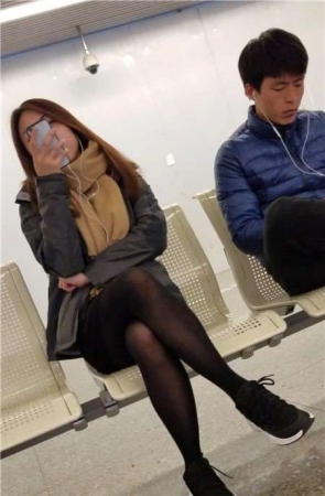 4k-黑丝美腿运动鞋美女看手机认真