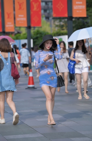 蓝色紧身包臀裙美女