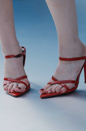 粉色吊带裙女神