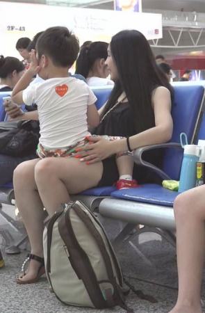 车站候车室里面的 长腿美妇的叠趾艳足