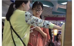 粉色长裙美脚丫凉高跟MM第二部