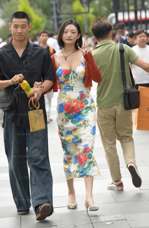 24527-1=45√丰满吊带裙轻熟女 9P