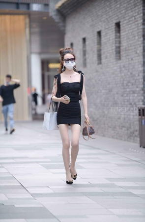 苗条好身材靓女