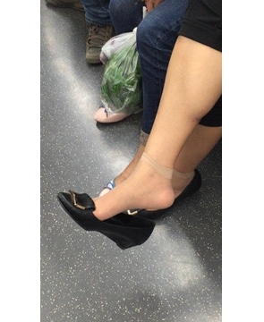 地铁上遇见晾脚加挑些的短丝袜美足美女