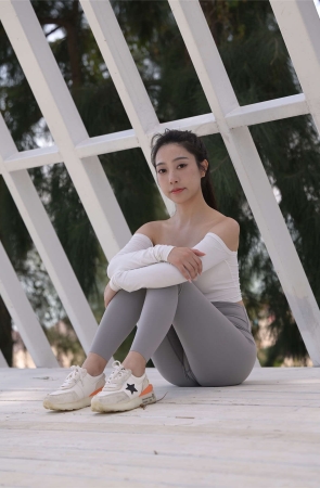 一始街拍作品 – 灰色瑜伽裤美女