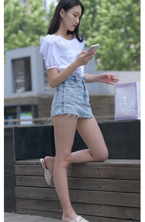（视频）牛仔短裤小姐姐[8.82G/MP4]