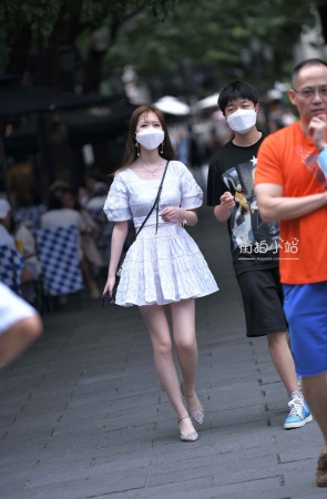 白裙小姐姐清澈的双眸