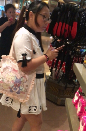 等朋友买东西的白裙眼镜妹