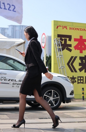 奔驰女销售的黑丝高跟