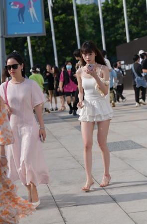 白嫩美腿女生～