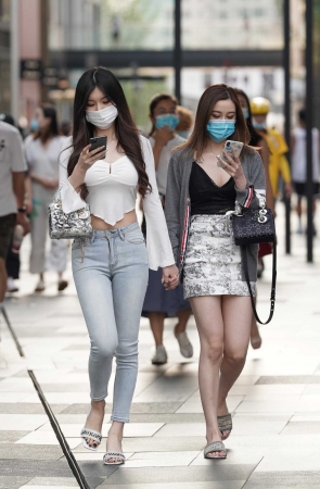 紧身牛仔裤白衣女孩 雍容雅步的气质