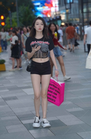 逛街购物黑色短牛小姐姐