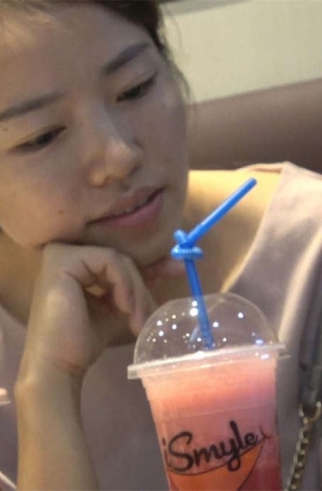 两位脸蛋漂亮的美足美女子